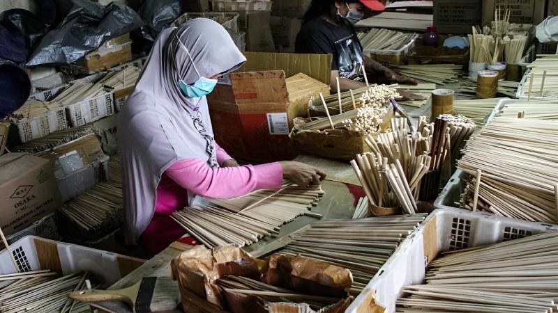 Sumpit dari Limbah Kayu Ini Tempus Pasar Ekspor